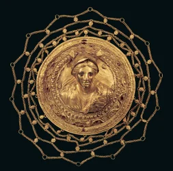 Medaljong med en byste av Athena, fra Thessalia, hellenistisk periode (gullark, granat og blå emalje)